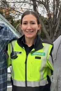 woman wearing paramedic uniform