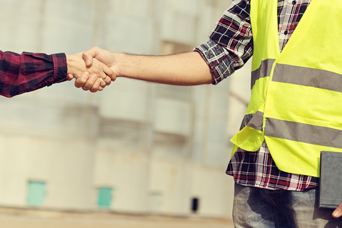 construction workers shaking hands_landscape_1000x450